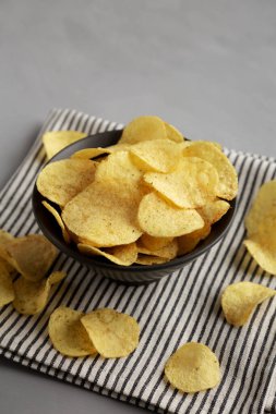 Ekşi krema ve soğan aromalı cipsler kasede, yan görüş.. 