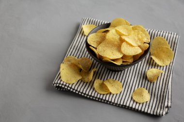 Ekşi krema ve soğan aromalı cipsler bir kasede, yan görüş. Boşluğu kopyala.