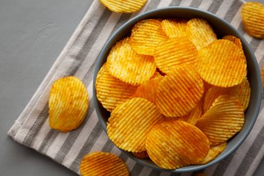 Chorizo sosis ve soğan aromalı patates cipsi, en iyi manzara..