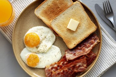 Ev yapımı Amerikan Pastırmalı Yumurta ve Ekmek Ekmeği Tabakta Kahvaltı.. 