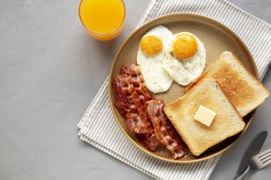 Ev yapımı Amerikan Pastırmalı Pastırmalı Yumurta ve Tost Kahvaltısı. Boşluğu kopyala.