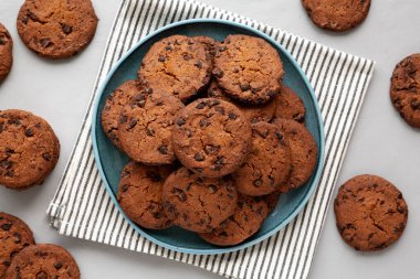 Tabakta ev yapımı çikolatalı kurabiyeler..