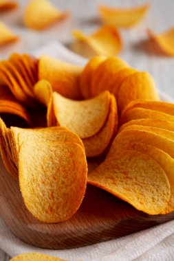 Tahta üzerinde Teksas barbekü sosu patates cipsi, yan görüş.. 