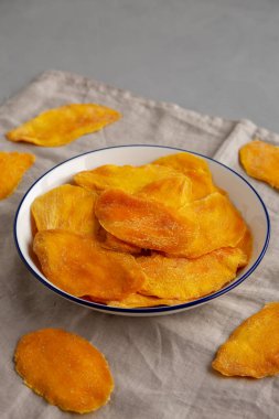 Tabakta organik kurutulmuş mango, yan görünüm.. 