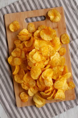 Tahta üzerinde mantar cipsli çıtır et kızartma tavası..