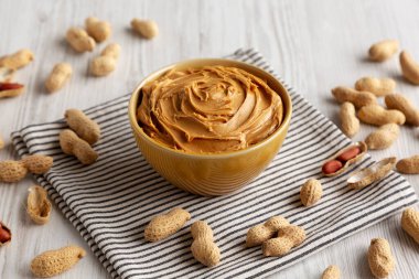 Kremalı Kahverengi Fıstık Ezmesi Kasede, yan görünüm.