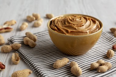 Kremalı Kahverengi Fıstık Ezmesi Kasede, düşük açılı.