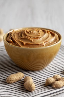 Kremalı Kahverengi Fıstık Ezmesi Kasede, düşük açılı.