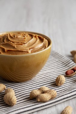 Kremalı Kahverengi Fıstık Ezmesi Kasede, yan görünüm.