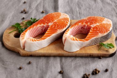 Çiğ organik somon bifteği Pişirmeye hazır