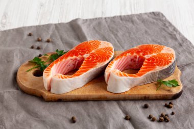 Çiğ organik somon bifteği Pişirmeye hazır