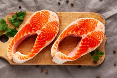 Çiğ organik somon bifteği Pişirmeye hazır