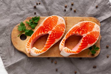 Çiğ organik somon bifteği Pişirmeye hazır