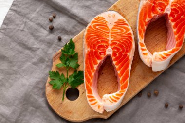 Çiğ organik somon bifteği Pişirmeye hazır