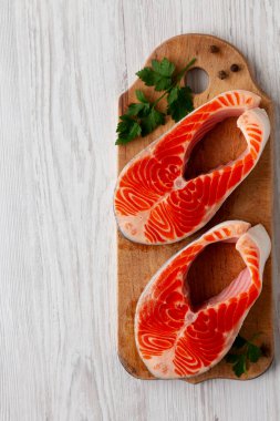 Çiğ organik somon bifteği Pişirmeye hazır