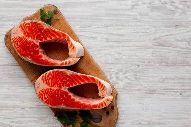 Çiğ organik somon bifteği Pişirmeye hazır