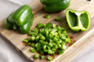 Organik Doğranmış Yeşil Çan Biberleri Kesme tahtasına yerleştirilmiş.. 