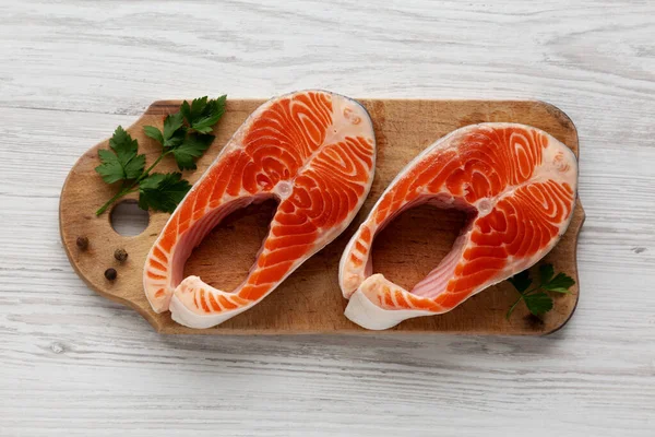 Çiğ organik somon bifteği Pişirmeye hazır