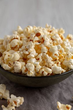 Ev yapımı tuzlu patlamış mısır, düşük açılı. Yakın plan..