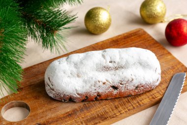 Noel Çalıntı Ekmek 'i evde, Tahta bir tahtanın üzerinde kurumuş meyve ile yaptım..