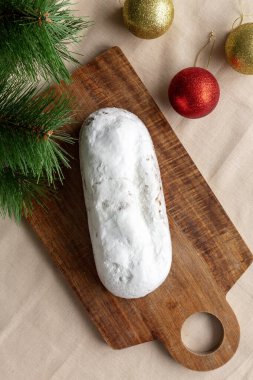 Noel Çalıntı Ekmeği. Kurumuş meyvelerle ahşap bir tahtanın üstünde, üst tarafta..