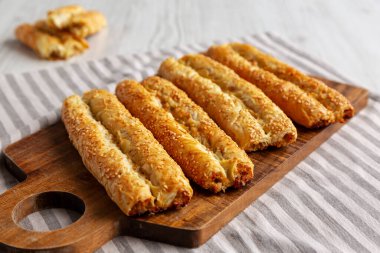 Tahta tahtada tavuklu ev yapımı Rollini, yan görüş. Yakın plan..