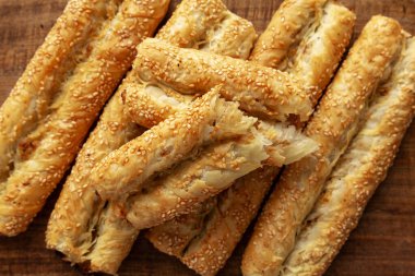 Tahta bir tahtanın üstünde tavuklu ev yapımı Rollini. Yakın plan..