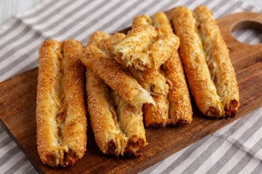 Tahta tahtada tavuklu ev yapımı Rollini, yan görüş..