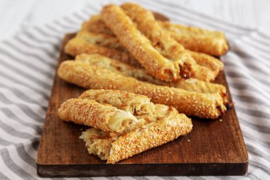 Tahta tahtada tavuklu ev yapımı Rollini, yan görüş. Yakın plan..