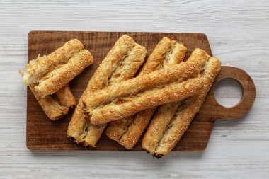 Tahta üzerinde tavuk olan ev yapımı Rollini, üst manzara..