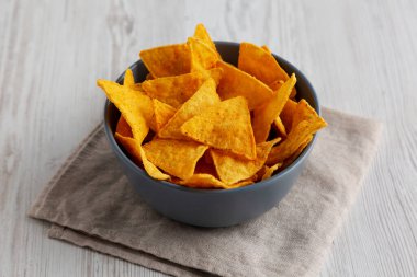 Peynir aromalı Nacho Chips, yan görünüm..