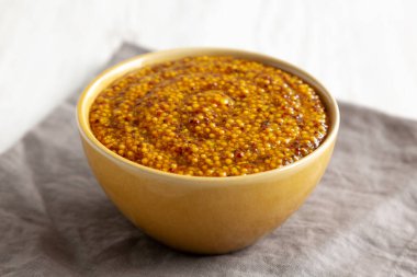 Tabakta organik taneli hardal, yan görüş. Yakın plan..