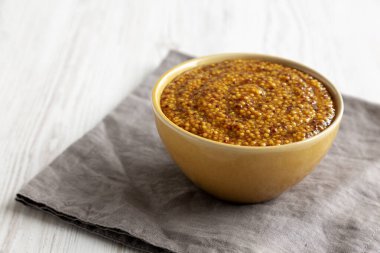 Tabakta organik taneli hardal, yan görüş. Boşluğu kopyala.