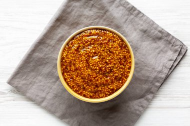 Bir kâsede organik taneli hardal, üst görünüm.