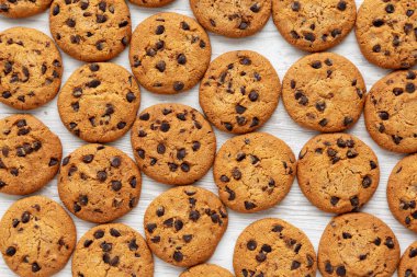 Ev yapımı çikolatalı kurabiyeler, en iyi manzara. Düz uzanın, başınızın üstünde.