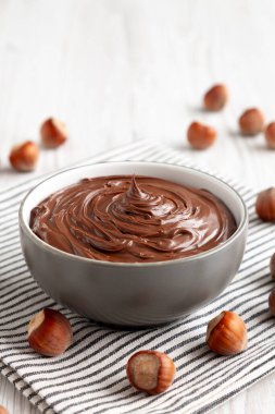 Lezzetli Ev Yapımı Çikolatalı Fındık Bir kâseye yayılmış, düşük açılı.