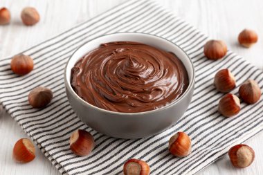 Lezzetli Ev Yapımı Çikolatalı Fındık Bir kâseye yayılmış, düşük açılı.