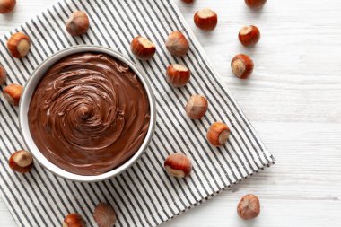 Lezzetli ev yapımı çikolatalı fındık Bir kâseye yayılmış, üst manzara.
