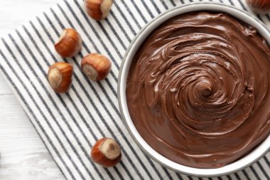 Lezzetli ev yapımı çikolatalı fındık Bir kâseye yayılmış, üst manzara.