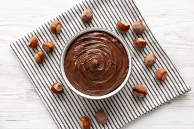 Lezzetli ev yapımı çikolatalı fındık Bir kâseye yayılmış, üst manzara.