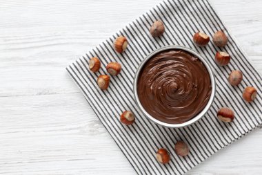 Lezzetli ev yapımı, çikolatalı fındıklı. Bir kâseye serpiştirilmiş. Manzaralı. Boşluğu kopyala.