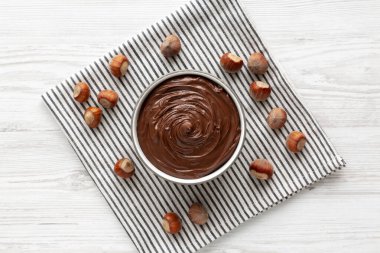 Lezzetli ev yapımı çikolatalı fındık Bir kâseye yayılmış, üst manzara.