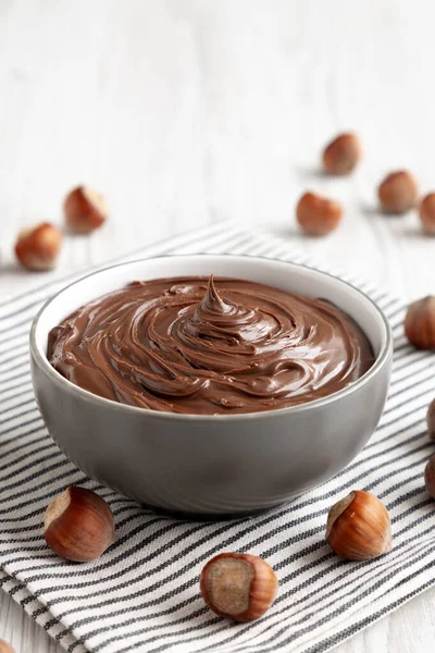 Lezzetli Ev Yapımı Çikolatalı Fındık Bir kâseye yayılmış, düşük açılı.