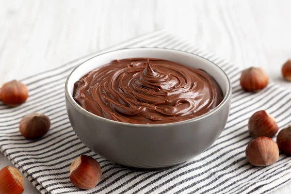 Lezzetli Ev Yapımı Çikolatalı Fındık Bir kâseye yayılmış, düşük açılı.