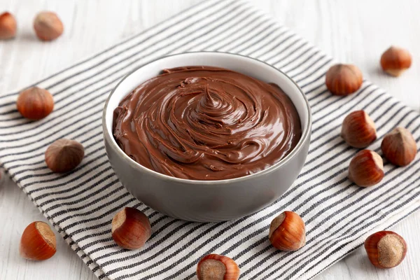 Lezzetli Ev Yapımı Çikolatalı Fındık Bir kâseye yayılmış, düşük açılı.