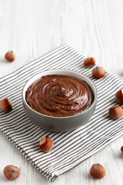 Lezzetli ev yapımı çikolatalı fındık Bir kâseye yayılmış, yan manzara.