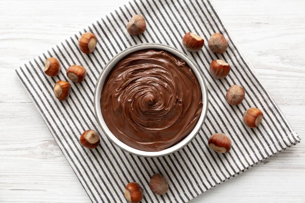 Lezzetli ev yapımı çikolatalı fındık Bir kâseye yayılmış, üst manzara.