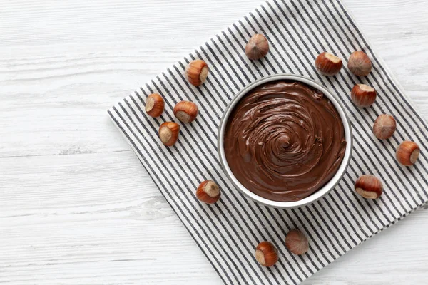 Lezzetli ev yapımı, çikolatalı fındıklı. Bir kâseye serpiştirilmiş. Manzaralı. Boşluğu kopyala.