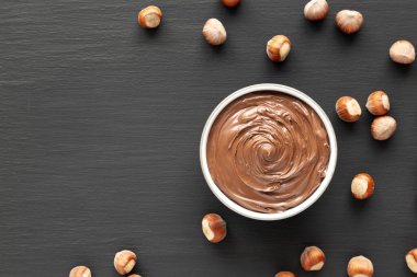 Lezzetli ev yapımı, çikolatalı fındıklı. Bir kâseye serpiştirilmiş. Manzaralı. Boşluğu kopyala.