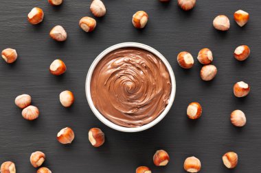 Lezzetli ev yapımı çikolatalı fındık Bir kâseye yayılmış, üst manzara.